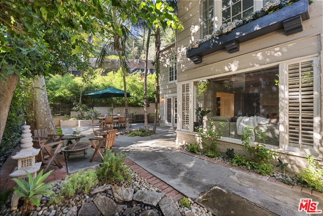 2377 N Beverly Glen Blvd in Los Angeles, CA - Building Photo - Building Photo