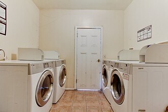 2274 Kearney Ave in San Diego, CA - Foto de edificio - Building Photo