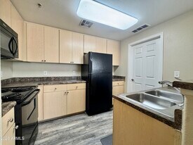 18416 N Cave Creek Rd in Phoenix, AZ - Building Photo