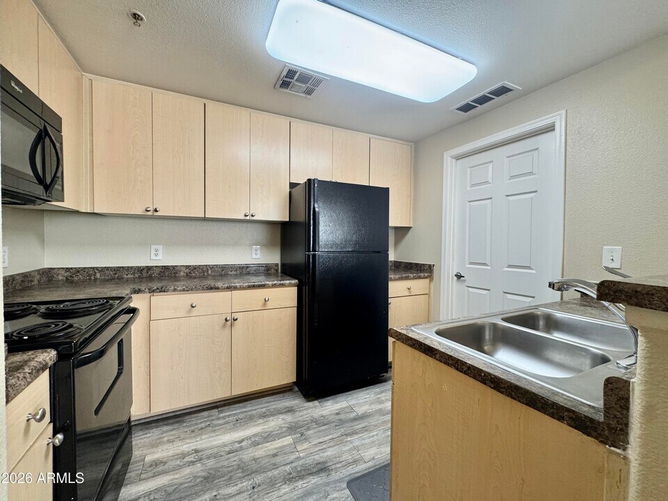 18416 N Cave Creek Rd in Phoenix, AZ - Foto de edificio