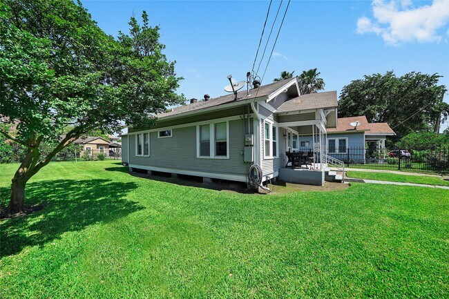 325 N Sidney St in Houston, TX - Building Photo - Building Photo