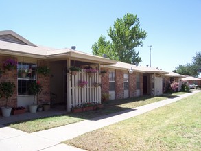 Manor Crest Apartments in Odessa, TX - Foto de edificio - Building Photo