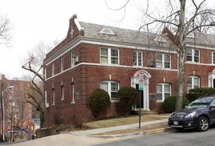 4025 Davis Pl NW in Washington, DC - Building Photo