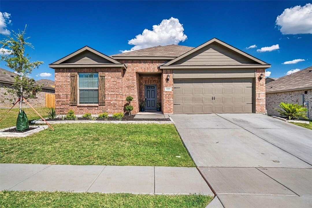 123 Barbwire Wy in Newark, TX - Building Photo