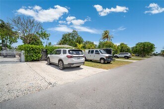 1245 NE 154th St in North Miami Beach, FL - Building Photo - Building Photo