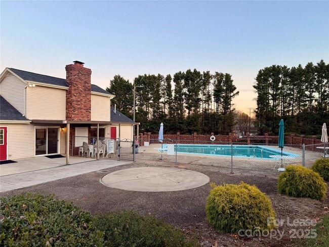 2705 N Center St in Hickory, NC - Building Photo - Building Photo