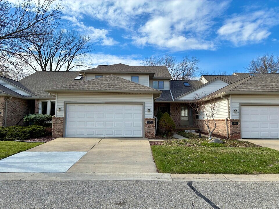 571 Sycamore Cir in Saline, MI - Building Photo