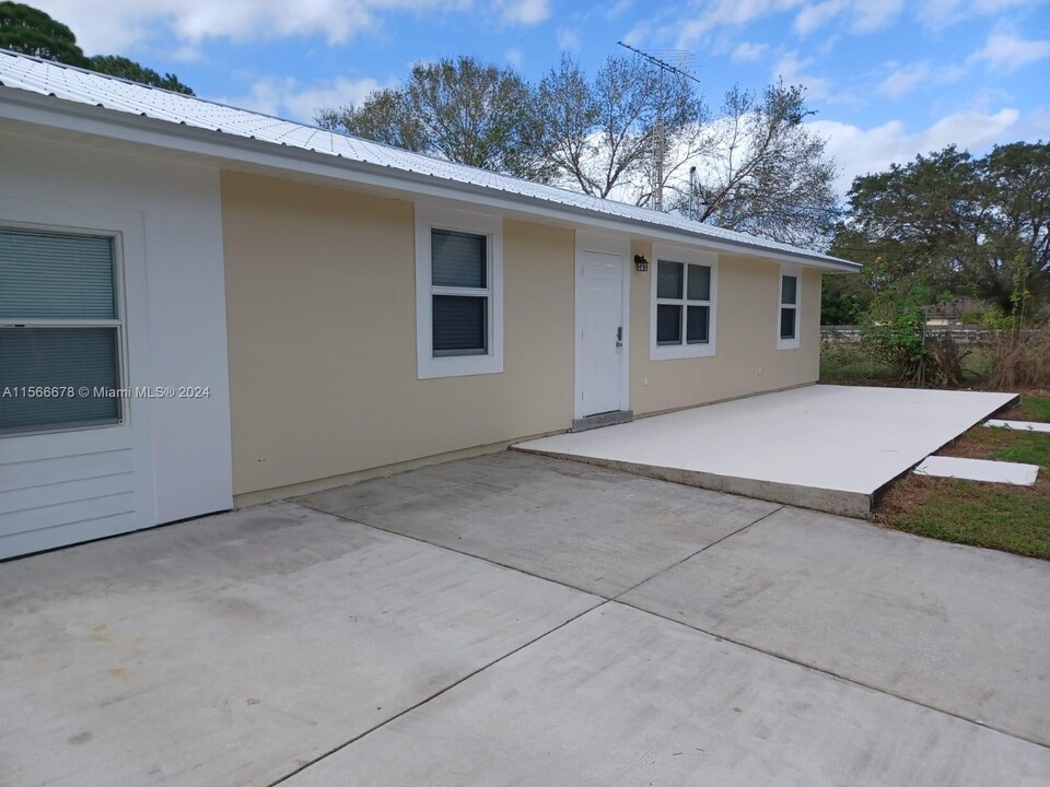 371 Gokchoff Rd in Fort Pierce, FL - Foto de edificio