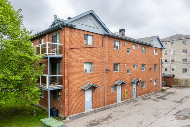 14585 De Pierrefonds Boul in Pierrefonds, QC - Building Photo - Building Photo