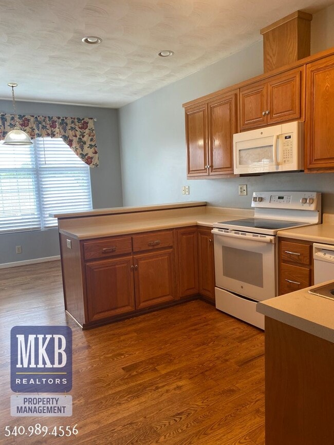 5502 S Village Dr in Cave Spring, VA - Building Photo - Building Photo