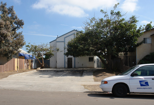 3535 Van Dyke Ave in San Diego, CA - Foto de edificio - Building Photo