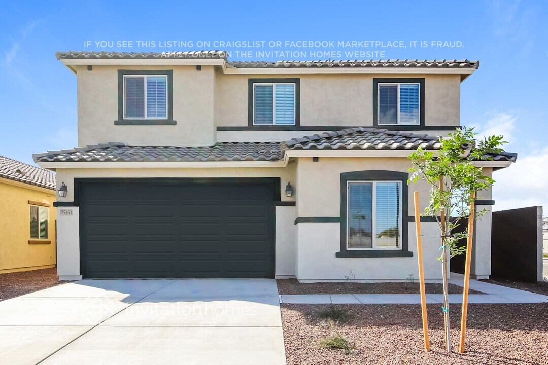 25361 W Chipman Rd in Buckeye, AZ - Building Photo