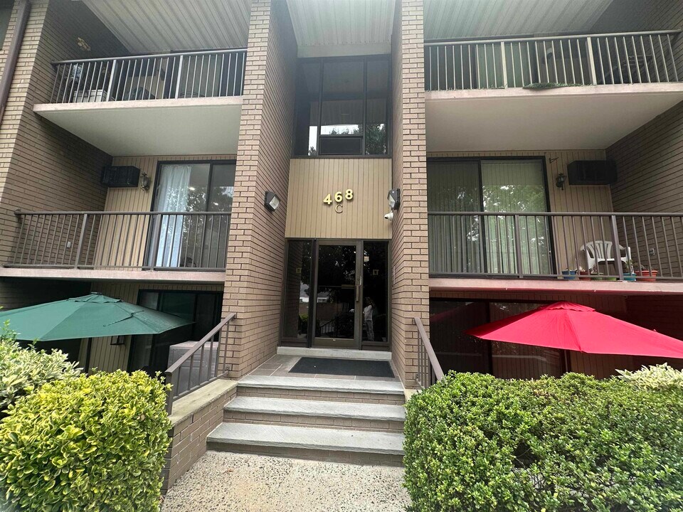 468 Liberty St in Little Ferry, NJ - Building Photo