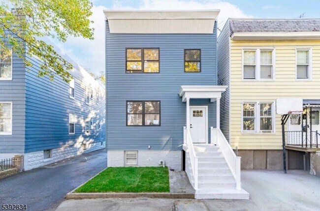 111 Clarke Ave in Jersey City, NJ - Building Photo - Building Photo
