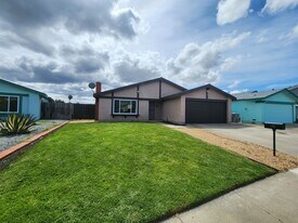 8411 Menkar Rd in San Diego, CA - Building Photo