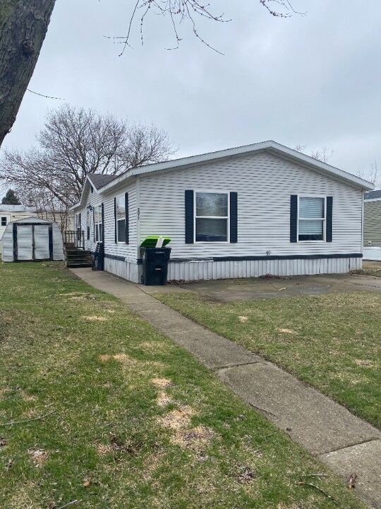 1435 N Milford Rd in Milford, MI - Building Photo