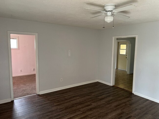 916 Castaic Ave in Bakersfield, CA - Building Photo - Building Photo