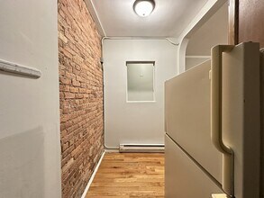 515 W Melrose St, Unit J09W in Chicago, IL - Building Photo - Building Photo