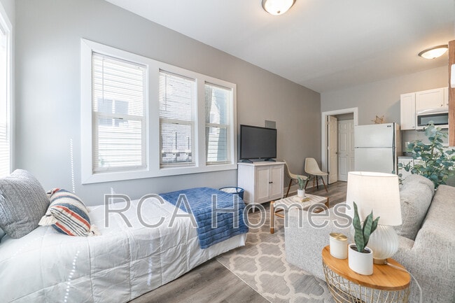 property at 2831 N Kenwood Ave