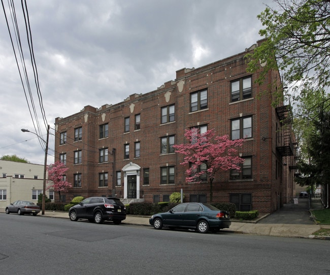 Irvington Gardens in Irvington, NJ - Foto de edificio - Building Photo