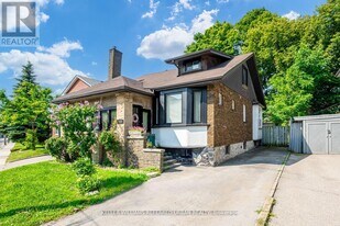 2556 Lake Shore Blvd W in Toronto, ON - Building Photo