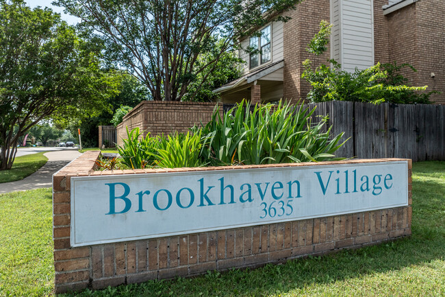 Brookhaven Village in Dallas, TX - Foto de edificio - Building Photo