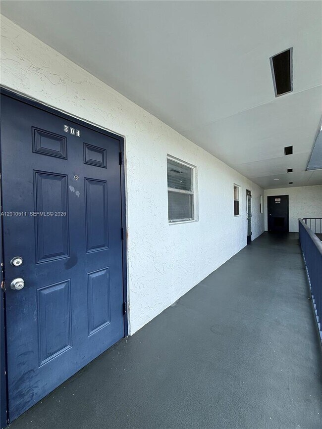 8340 Sands Point Blvd in Tamarac, FL - Building Photo - Building Photo