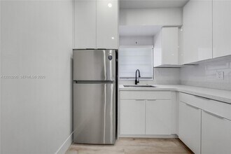 2464 SW 22nd St in Miami, FL - Building Photo - Building Photo