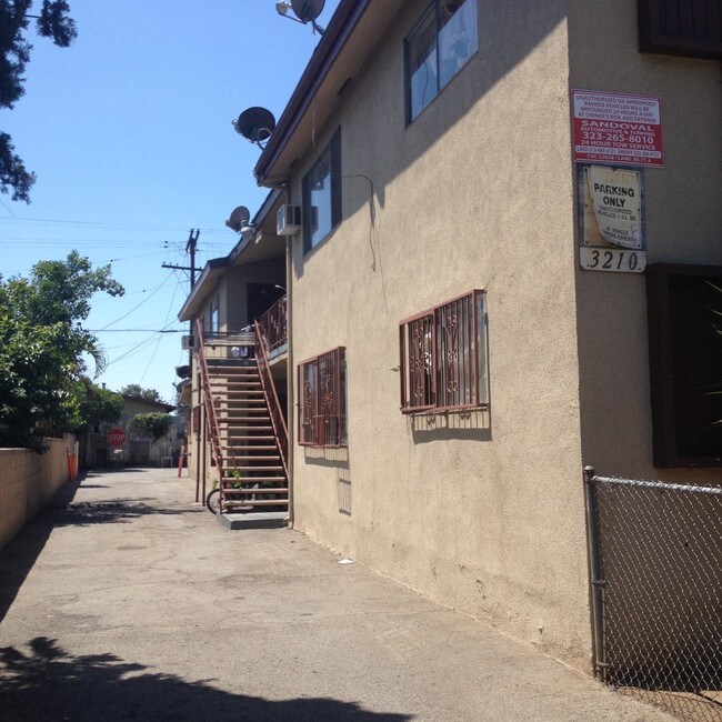 3210 E 4th St in Los Angeles, CA - Foto de edificio - Building Photo