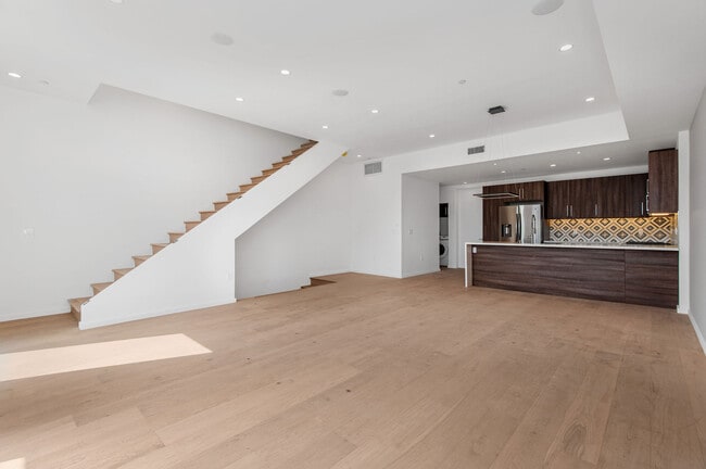 2015 S Redondo Blvd in Los Angeles, CA - Foto de edificio - Building Photo