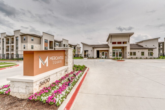 Mercantile Square in Fort Worth, TX - Foto de edificio - Building Photo