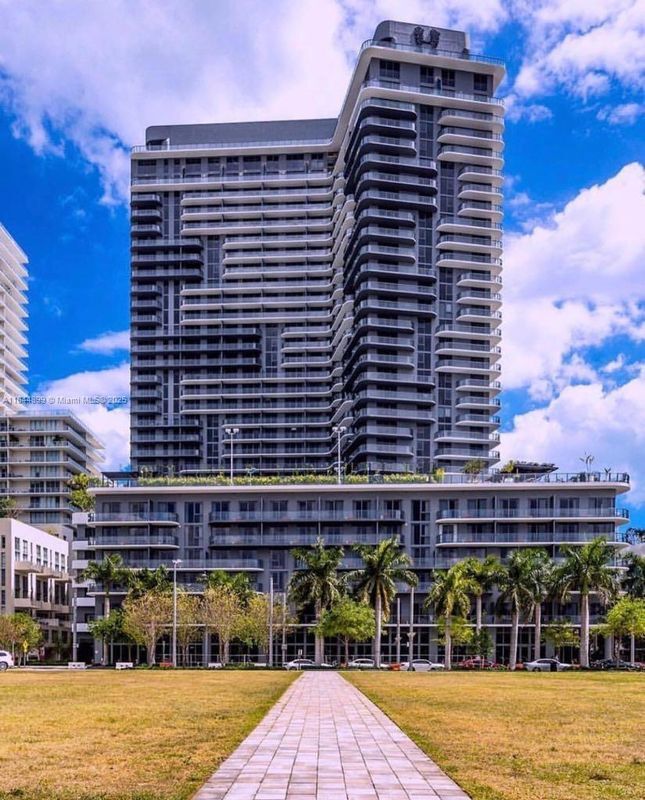 121 NE 34th St in Miami, FL - Building Photo - Building Photo