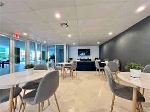 170 SE 14th St, Unit 1604 in Miami, FL - Building Photo - Building Photo