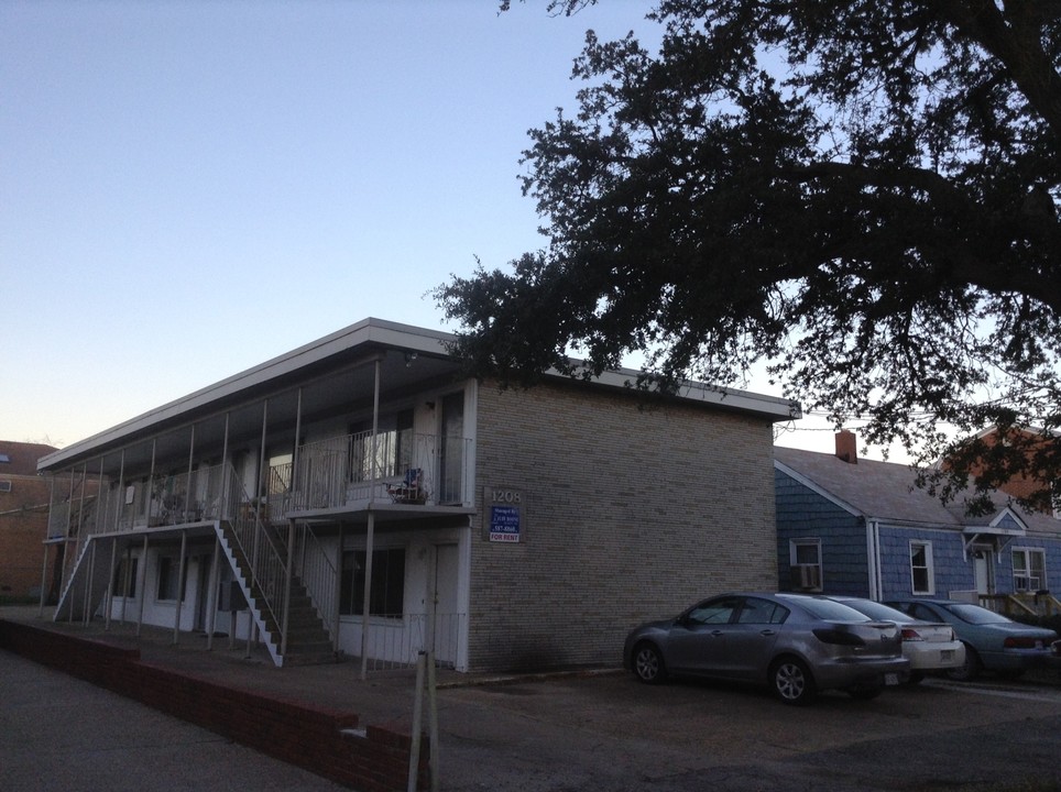 1208 Little Bay Ave in Norfolk, VA - Foto de edificio