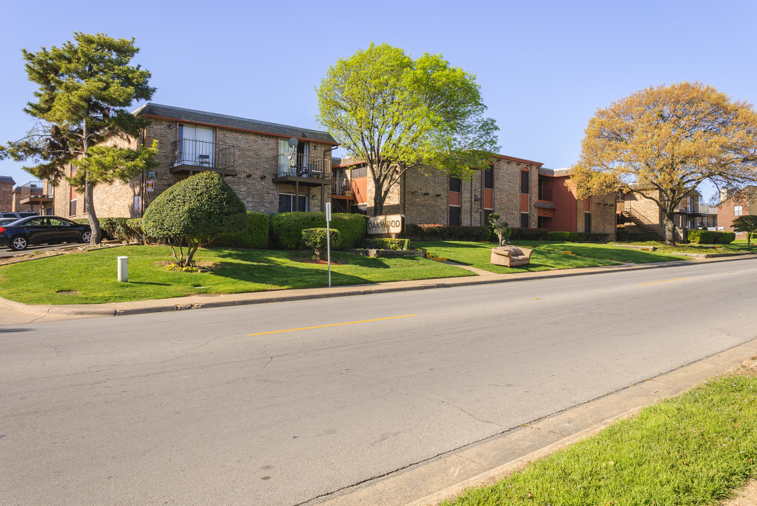 Oakwood in Dallas, TX - Building Photo