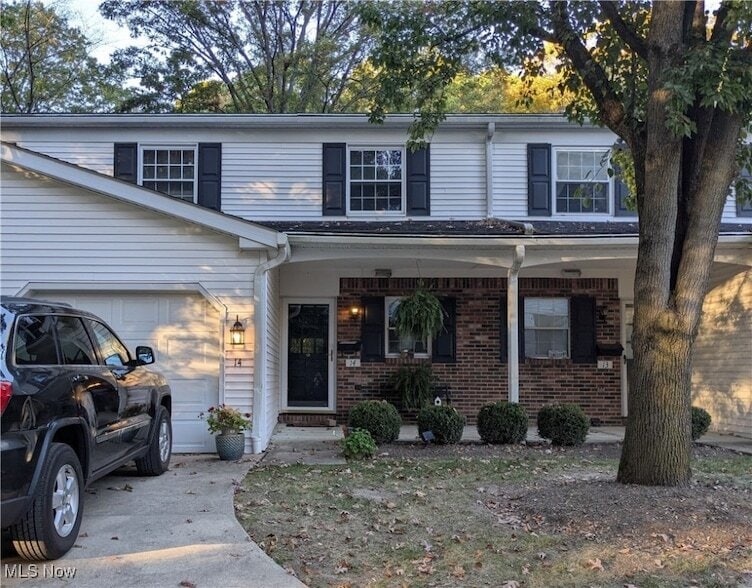 14 E Carriage Dr in Chagrin Falls, OH - Building Photo