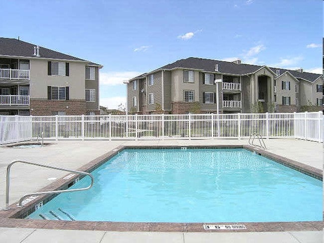 Shoreline in North Salt Lake, UT - Foto de edificio - Building Photo