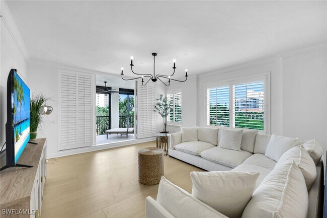 8720 Bay Colony Dr in Naples, FL - Building Photo - Building Photo