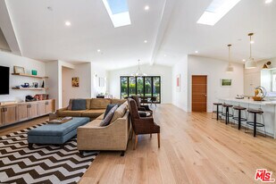 13542 Valleyheart Dr N in Los Angeles, CA - Building Photo