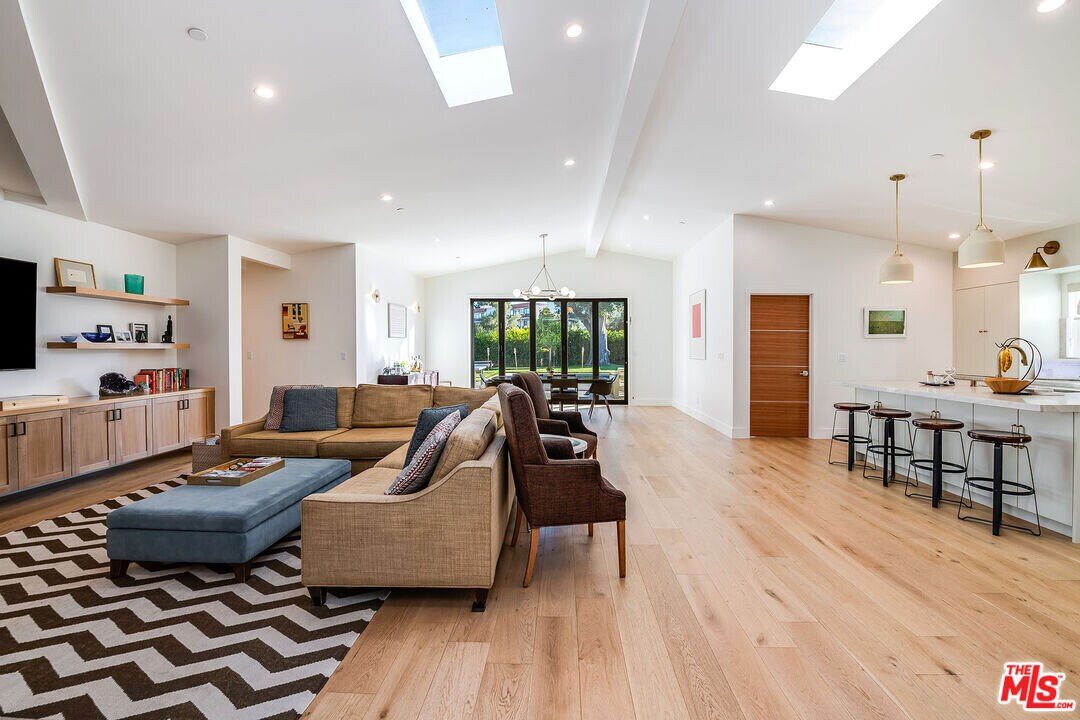 13542 Valleyheart Dr N in Los Angeles, CA - Building Photo