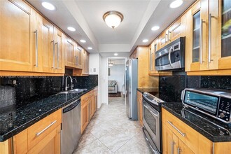 2000 Towerside Terrace, Unit 1608 in Miami, FL - Building Photo - Building Photo
