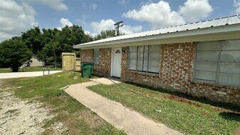 402 Bacon St in Madisonville, TX - Building Photo