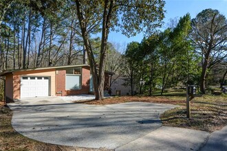 364 W Wieuca Rd NE in Atlanta, GA - Foto de edificio - Building Photo