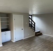 214 S 71st St in Springfield, OR - Building Photo - Building Photo