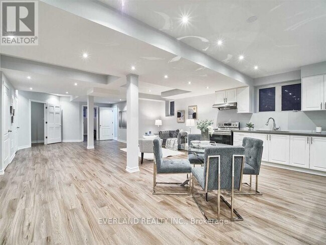 8 Tarmack Dr in Richmond Hill, ON - Building Photo - Building Photo