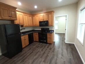 563 Burritt St, Unit 2N in New Britain, CT - Building Photo - Building Photo
