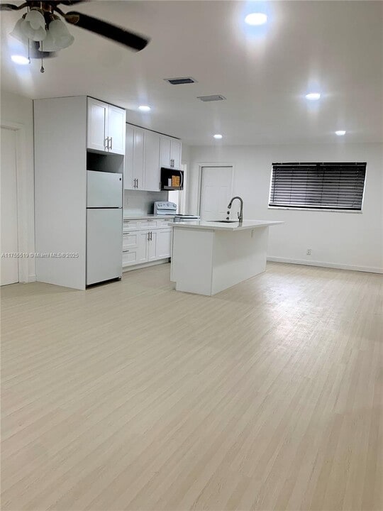 512 SW 2nd Ave in Hallandale Beach, FL - Building Photo