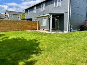 155 W Berkeley St in Gladstone, OR - Building Photo - Building Photo