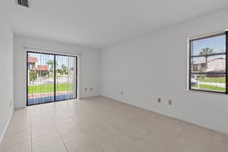 1210 SE 8th St in Cape Coral, FL - Foto de edificio - Building Photo