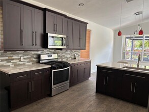 1151 NW 130th Ave in Pembroke Pines, FL - Building Photo - Building Photo